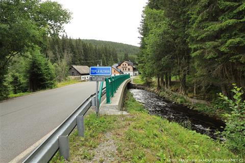 Most přes Teplou Vltavu ve Františkově. Za ním je odbočka k MVE v pozadí penzion Panský dům